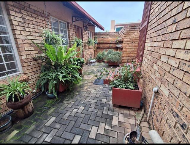 2 BEDROOM TOWNHOUSE FOR SALE IN MAGALIESKRUIN